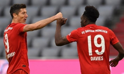 Robert Lewandowski (izq.) del Bayern Múnich celebra el 5-0 durante el partido Fortuna Duesseldorf. | EFE