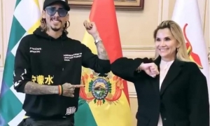 Saludo de codo.