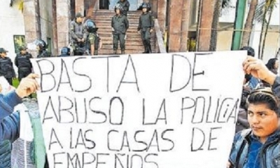 Gente de las casas de empeño protestó ayer contra la Policía. Foto: EL DEBER