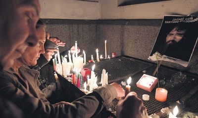 En la puerta de la morgue, donde se realizó la autopsia, se formó un homenaje espontáneo a Santiago Maldonado. 