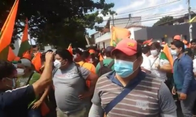 Los ciudadanos se encuentran en vigilia frente al campo ferial de Santa Cruz. 