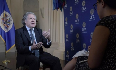 Luis Almagro responde a las preguntas de la periodista de Efe, ayer en Washington. | EFE