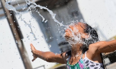 Los niños se refrescan en un parque acuático comunitario en un día caluroso en Richmond, Columbia Británica. | Fuente: AFP