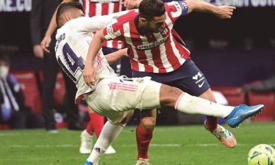Casemiro impide el avance del mediocampista Koke del Atlético.