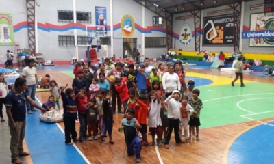 Las familias están alojadas en el coliseo de la UMSA y requieren colchones, frazadas, víveres, medicamentos y atención médica.