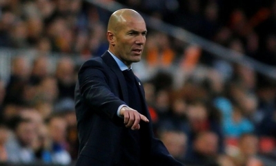 Zinedine Zidane da instrucciones a sus jugadores en el partido en Mestalla (Heino Kalis / Reuters)