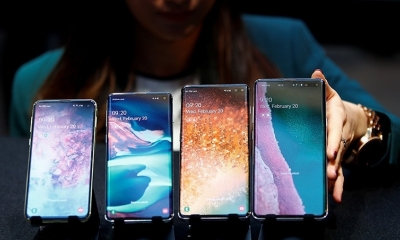 Una trabajadora de la empresa muestra las distintas variedades del nuevo Samsung Galaxy S10 en Londres (Reino Unido), el 20 de febrero de 2019.