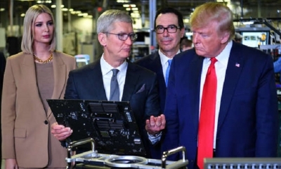 Donald Trump durante su visita a la fábrica de Apple. | Fuente: AFP | Fotógrafo: MANDEL NGAN