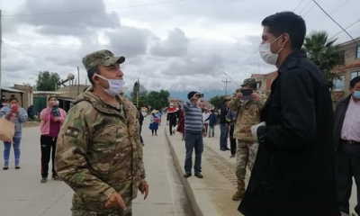 Militar increpa a Andrónico en la distribución de fruta