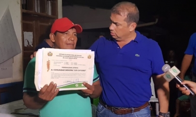 Así entregó el gobernador el documento a la comunidad/Foto. GP