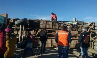 El bus Escania que era conducido por Javier Villarroel Zapata quedó volcado de costado.