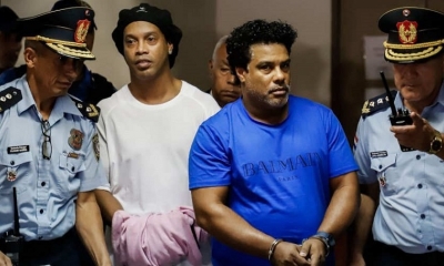 El exinternacional brasileño Ronaldinho Gáucho (2d) y su hermano Roberto (2i), a su llegada este sábado al Palacio de Justicia.