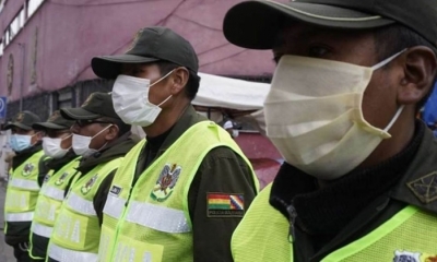 Efectivos policiales se preparan para patrullar La Paz, donde hay 62 uniformados contagiados con el Covid. Foto: ANF