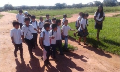 Niños de San Ignacio de Velasco de ida al colegio. Foto: Carlos Quinquiví