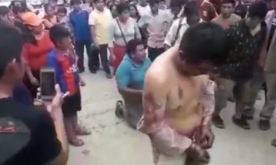 El cuerpo del chofer fue lanzado a un precipicio/Foto. Captura de pantall