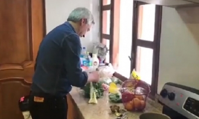 Álvaro García Linera preparando la comida para su niña/Foto. Captura de pantalla