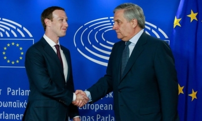 El fundador de Facebook, Mark Zuckerberg, saluda al presidente del Parlamento Europeo, Antonio Tajani. | Fuente: EFE