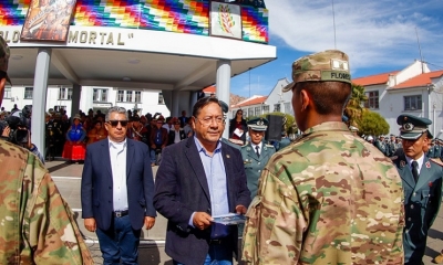 El presidente Luis Arce entrega una de las becas.
