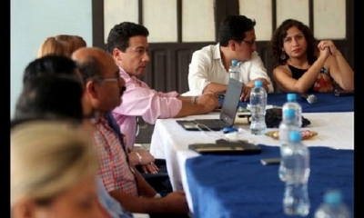 Cerca a las 21:00 la reunión fue declarada en cuarto intermedio. 