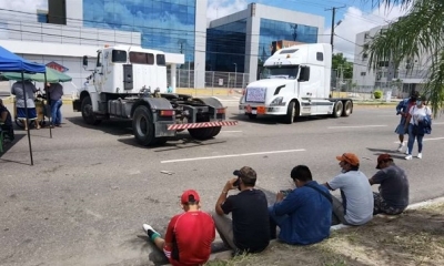 Choferes protestas afuera de las oficinas de YPFB.