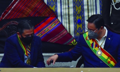 Arce y Choquehuanca conversan en el acto de aniversario del Estado Plurinacional de Bolivia Foto: APG.