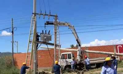Un vehículo chocó a un poste de 12 metros, provocando el domingo un nuevo corte