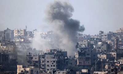 Una fotografía tomada desde el sur de Israel muestra humo ondeando sobre la Franja de Gaza durante el bombardeo israelí el 18 de enero de 2024