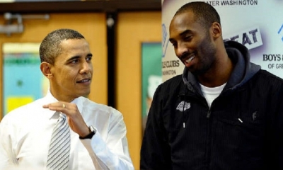 En esta foto de archivo tomada el 13 de diciembre de 2010, el presidente de Estados Unidos, Barack Obama, conversa con Kobe Bryant 