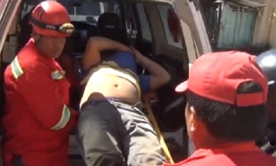 Los bomberos trasladaron al delincuente/Foto. Captura de pantalla