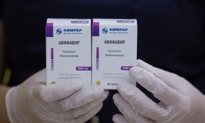 Comprimidos del medicamento antiviral Avifavir para el tratamiento de covid-19.