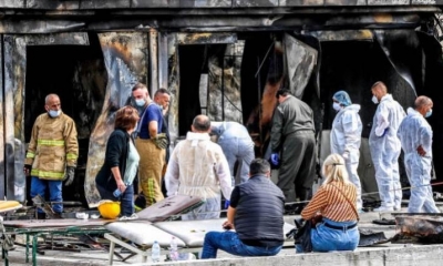 Los científicos forenses y los bomberos trabajan en el lugar del incendio en un hospital para pacientes con Covid-19 en Tetovo