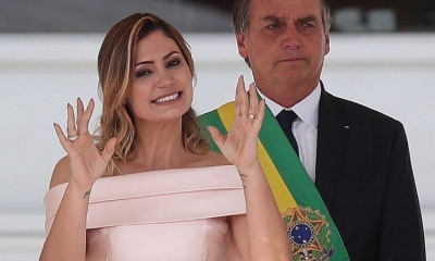El mandatario brasileño junto a su esposa, Michelle Bolsonaro en un acto público / Foto: EFE.