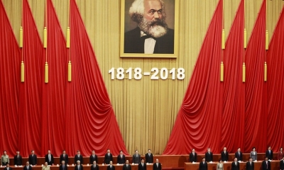 Miembros del Partido Comunista de China (PCCh) celebran el aniversario del nacimiento del filósofo alemán Karl Marx este viernes.