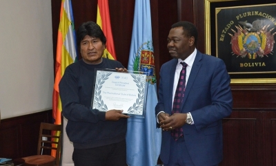  Presiente Evo Morales se reúne con Dr.Benard Aliu Presidente del Consejo de OACI y le entrega el libro del Mar. en la Gobernación de Cochabamba .