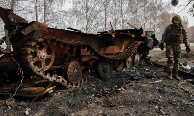 Un tanque ruso destruido cerca de Makariv, en Kiev, Ucrania. | EFE
