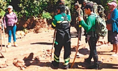 Rescatistas de la Gobernación buscan el cuerpo de un hombre. Foto: El Deber