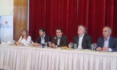 Mario Guillén, ministro de Economía (centro) junto a expositores internacionales. Foto: ANF