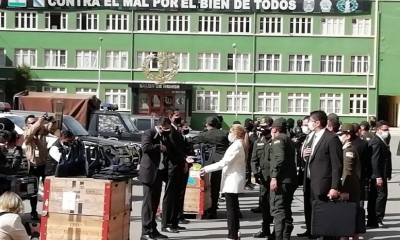 La presidenta Jeanine Ánez entregó 500 chalecos