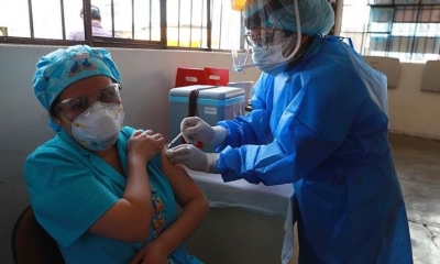 Una enfermera del Hospital San Bartolomé recibe una dosis de la vacuna anticovid, en Lima. | EFE