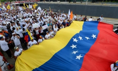 Estudiantes universitarios venezolanos se enfrentaron este miércoles a la policía, que bloqueó una marcha en Caracas en protesta contra el gobierno