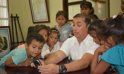 Alex Ferrier con los estudiantes de la Unidad Educativa/Foto. RM