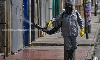 Brigadas fumigaron mercados, centros de salud y calles de Oruro.