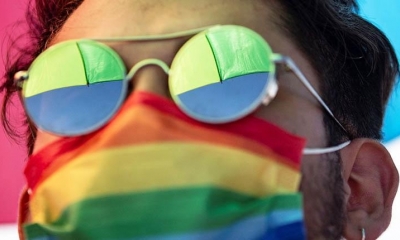 Un miembro del colectivo LGTBI+ en una manifestación. | EFE Un miembro del colectivo LGTBI+ en una manifestación. | EFE