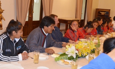 Morales con las deportistas/Foto.ABI