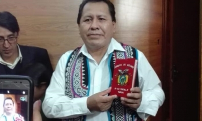 El magistrado muestra su libreta de servicio militar. | Cortesía