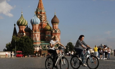 La gente recorre la Plaza Roja, en Moscú, Rusia, el 20 de julio de 2020. Archivo (Sefa Karacan - Agencia Anadolu)