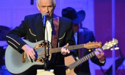 El cantante de música country Mel Tillis actúa en The Grand Ole Opry en Nashville, Tennessee, el 6 de junio de 2014