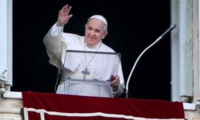 El Papa Francisco saluda a sus fieles en el Vaticano