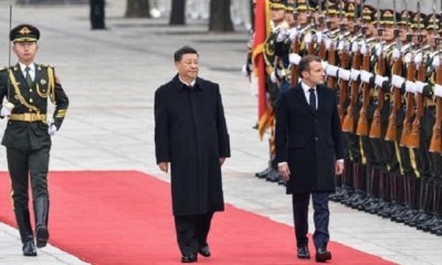Xi Jinping junto a su par francés Emmanuel Macron en Beijing.