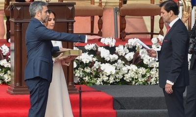 El nuevo presidente de Paraguay, Mario Abdo Benítez (izq.), durante su ceremonia de investidura en Asunción.